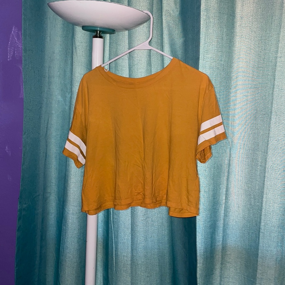 •mustard yellow t-shirt•